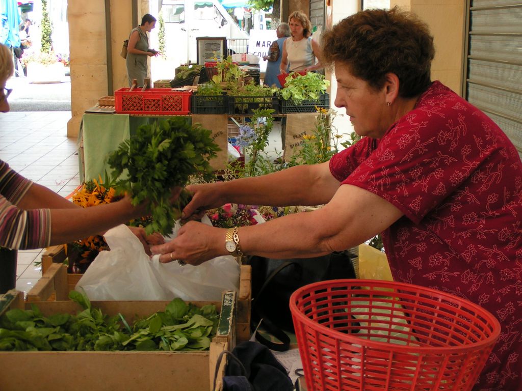 Yvonne and Éric Castang are present on the Bugue market every Tuesday and Saturday morning
Photo copyright: Sophie Cattoire