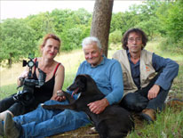 Sophie Cattoire, Gilbert Pémendrant et
Vincent Lesbros lors du tournage du film :
LE DERNIER PAYSAN PRÉHISTORIEN. Photo : Vincent Lesbros / FERRASSIE TV