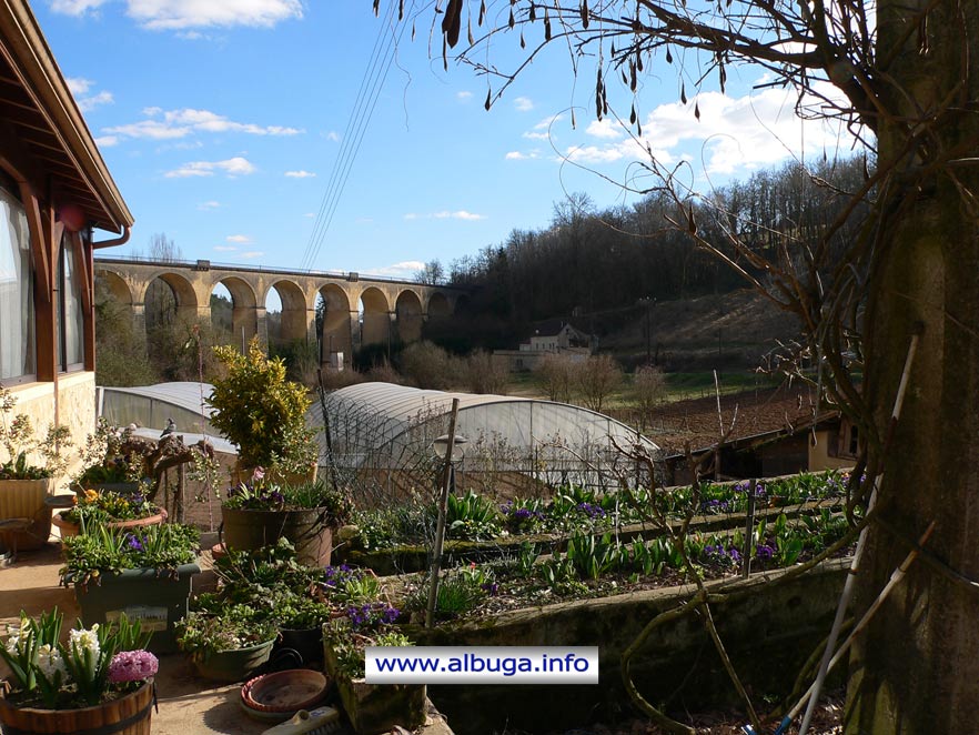 Délicatesse et harmonie sont présents à chaque instant sous le viaduc de chemin de fer de Mauzens-Miremont