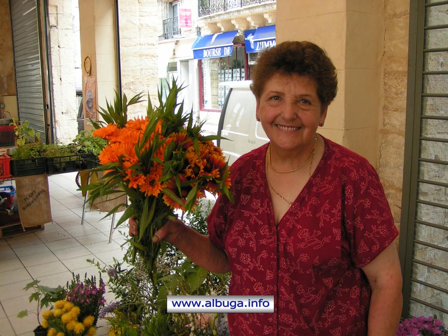 Le radieux sourire d'Yvonne Castang sur le marché du Bugue