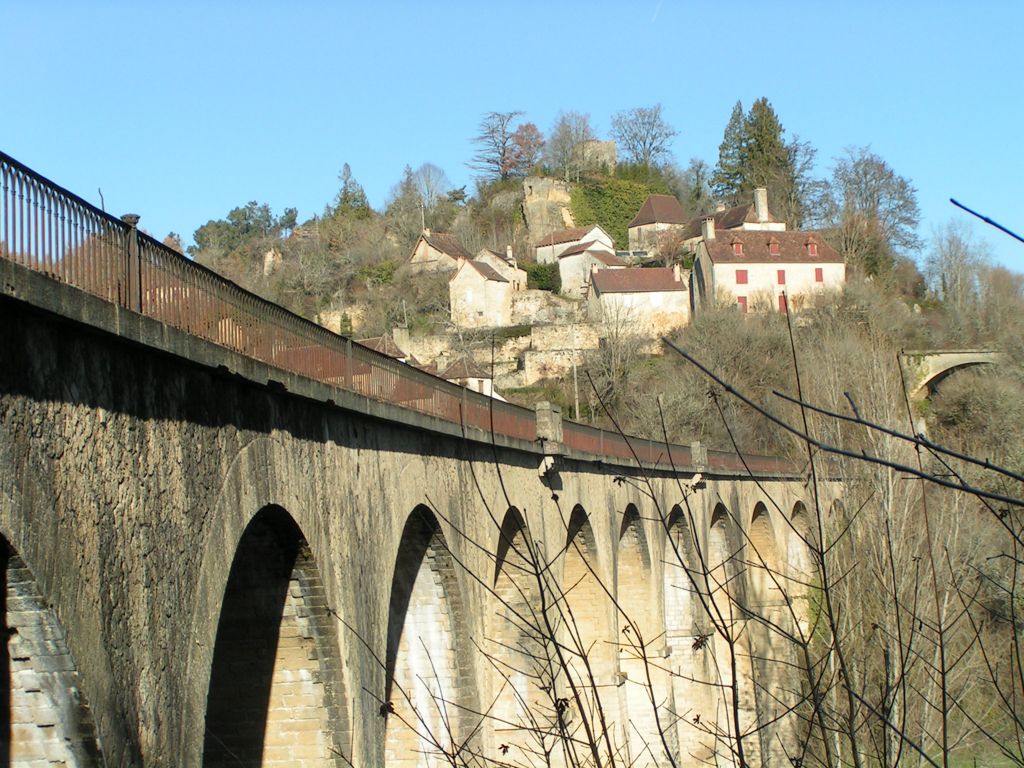 Jos lo viaduc de Mausens e Miramont es establida la familha Castang dempuèi tres generacions