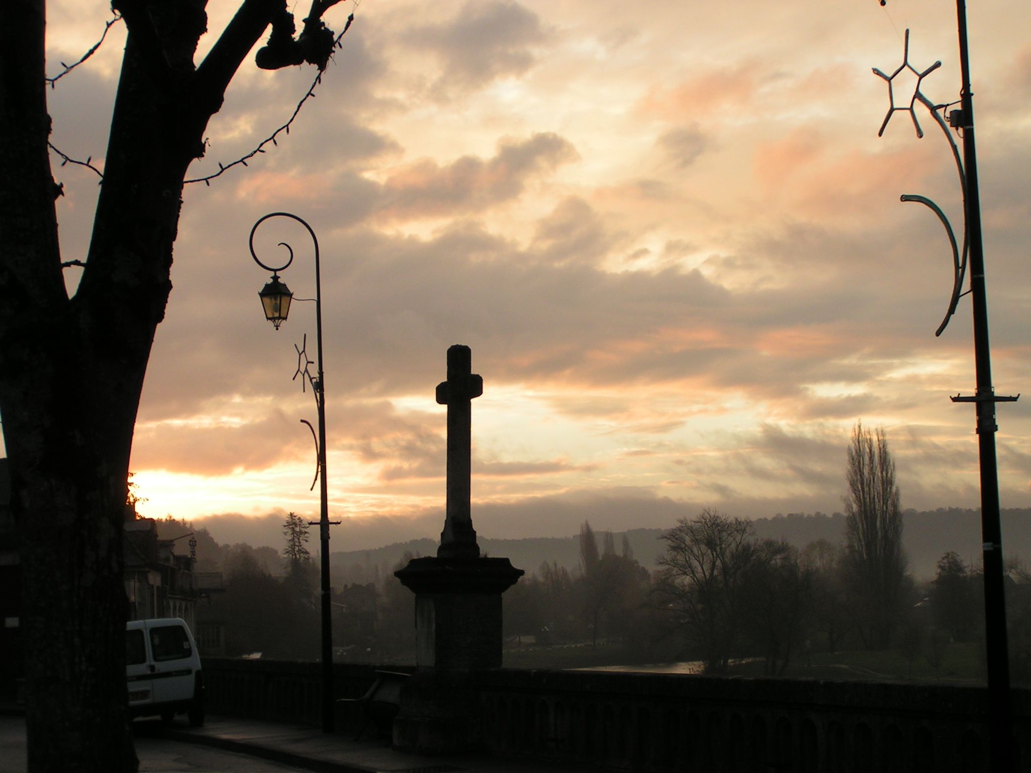 Croix de pierre en souvenir de l’ancienne Église Saint-Sulpice et son Presbytère