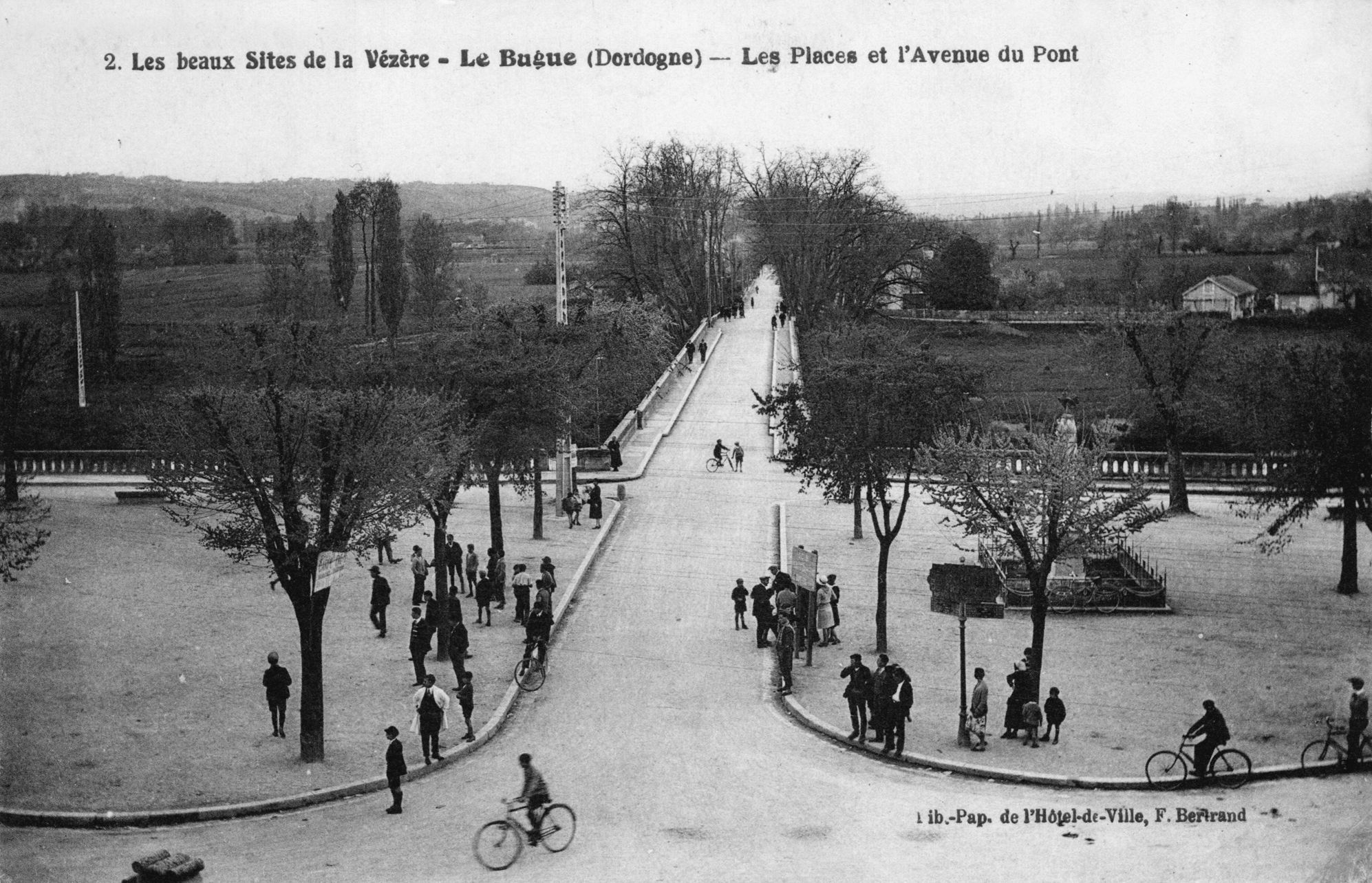 La novèla plaça de l'Ostal de la Comuna de Al Buga en 1900