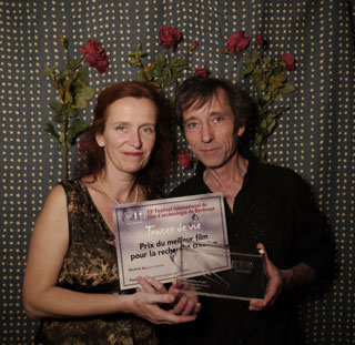 Sophie Cattoire, réalisatrice, et Vincent Lesbros, producteur, présentent le Prix du meilleur film pour la Recherche Créative obtenu pour leur film : LE DERNIER PAYSAN PRÉHISTORIEN au Festival Icronos de Bordeaux.