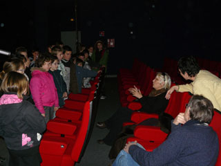 Bernadette Lafont and the children from Le Buisson primary school