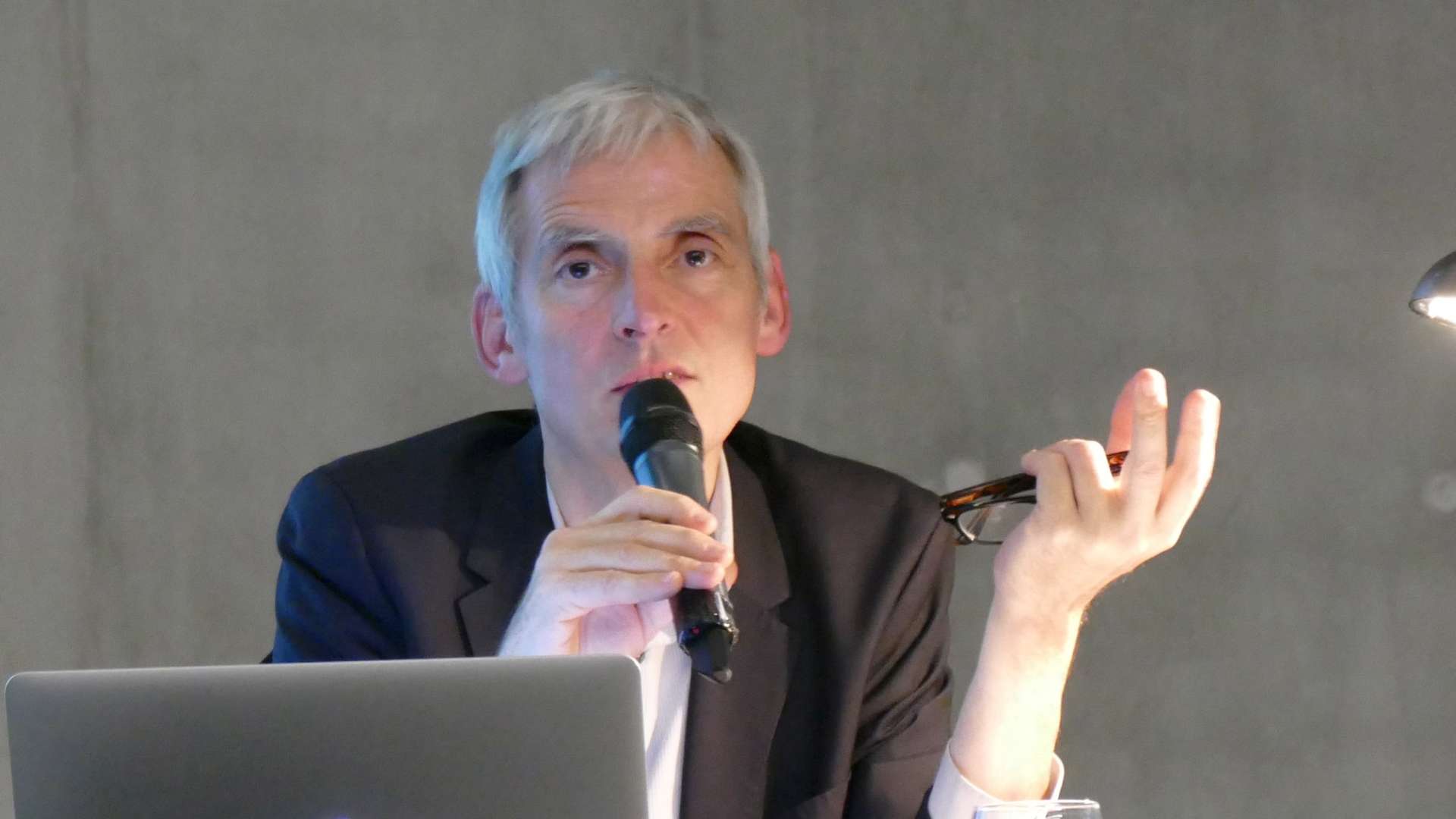 Rémi Labrusse, modern art historian, during his lecture entitled  « Pourquoi et comment l'art moderne a-t-il inventé la Préhistoire » (Why and how has modern art invented Prehistory), given at the Pôle d’Interprétation de la Préhistoire in Les Eyzies as part of its Art and Science theme. Photo copyright: Vincent Lesbros