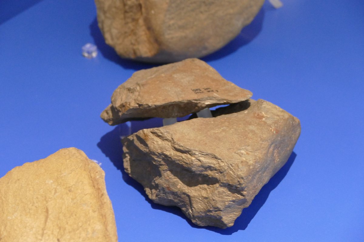 Pierre taillée retrouvée sur le site de Lomekwi 3, Ouest Turkana, Kenya, datée de 3,3 millions d’années