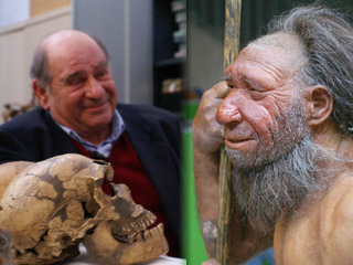 Jean-Louis Heim et la reconstitution de l'Homme de Néandertal par les frères Kennis & Kennis pour le Musée de Mettmann