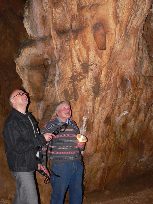 Harry Sagot et Gilbert Pémendrant dans la grotte de Bernifal  ; Photo Sophie Cattoire