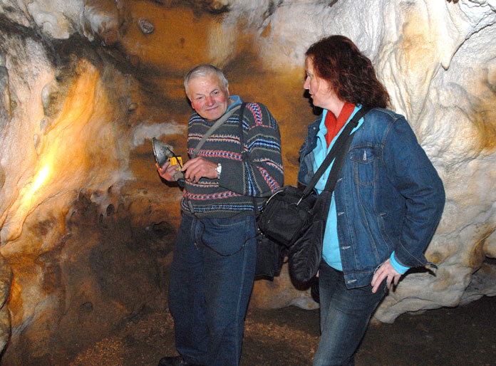 Gilbert Pémendrant a fait découvrir à la réalisatrice Sophie Cattoire les moindres détails de la grotte préhistorique qu'il connaît par coeur. PHOTO TITIA CARRIZEY-JASICK